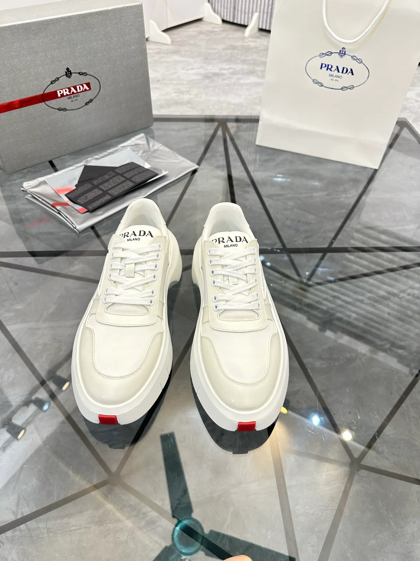 Men's shoes: 💰P620¥ High-end top quality Product trademark: Prada *"Prada*" low-top casual shoes Regular size: 38-45 (can be customized to 46) Product materials: imported first-layer cowhide leather on the upper spliced ​​with original fabric, breathable lining, cowhide foot pads, original ultra-light foam outsole. No.: 001